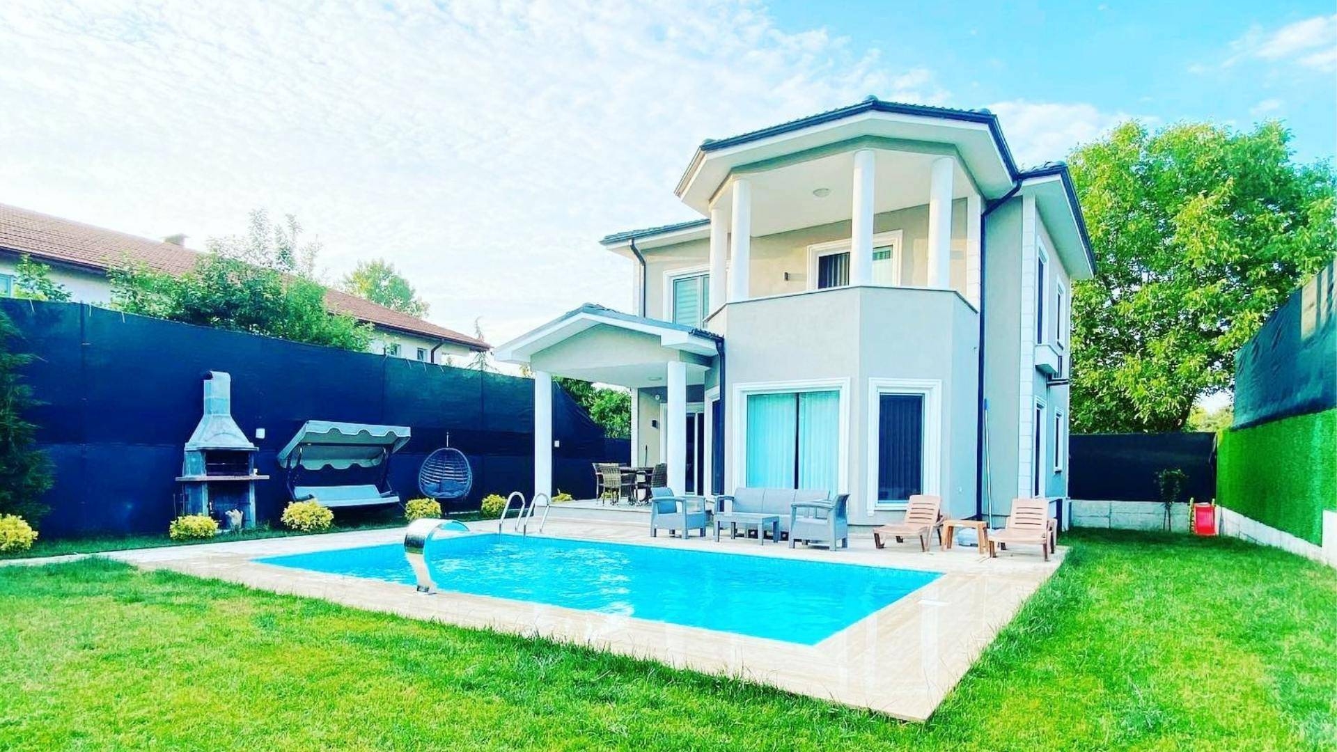 Sapanca Çayiçi'nde Kalabalık Ailelere Uygun, Özel Havuzlu, Şık Villa