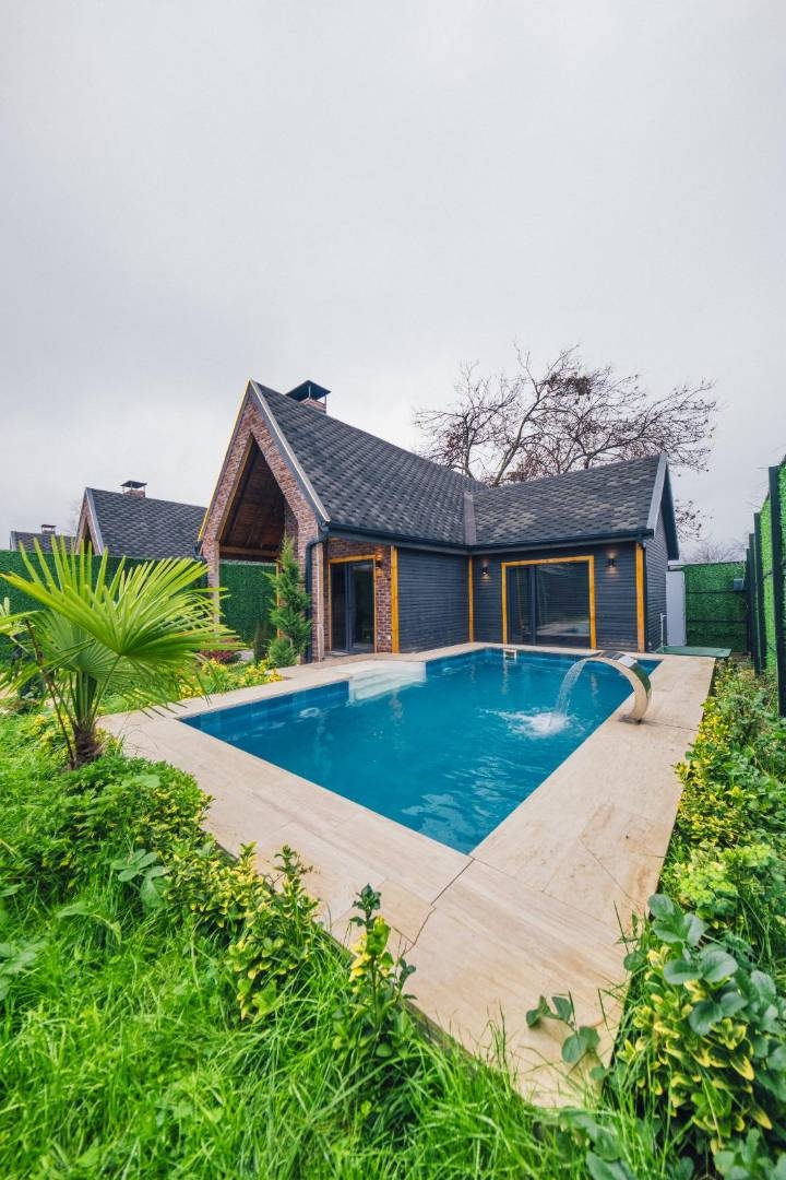 Sapanca Çayiçi'nde Minimalist Tasarımlı, Özel Havuzlu, 2+1 Bungalov