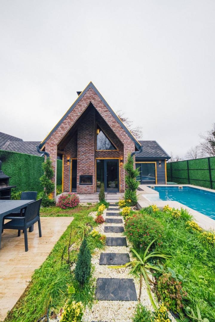 Sapanca Çayiçi'nde Minimalist Tasarımlı, Özel Havuzlu, 2+1 Bungalov