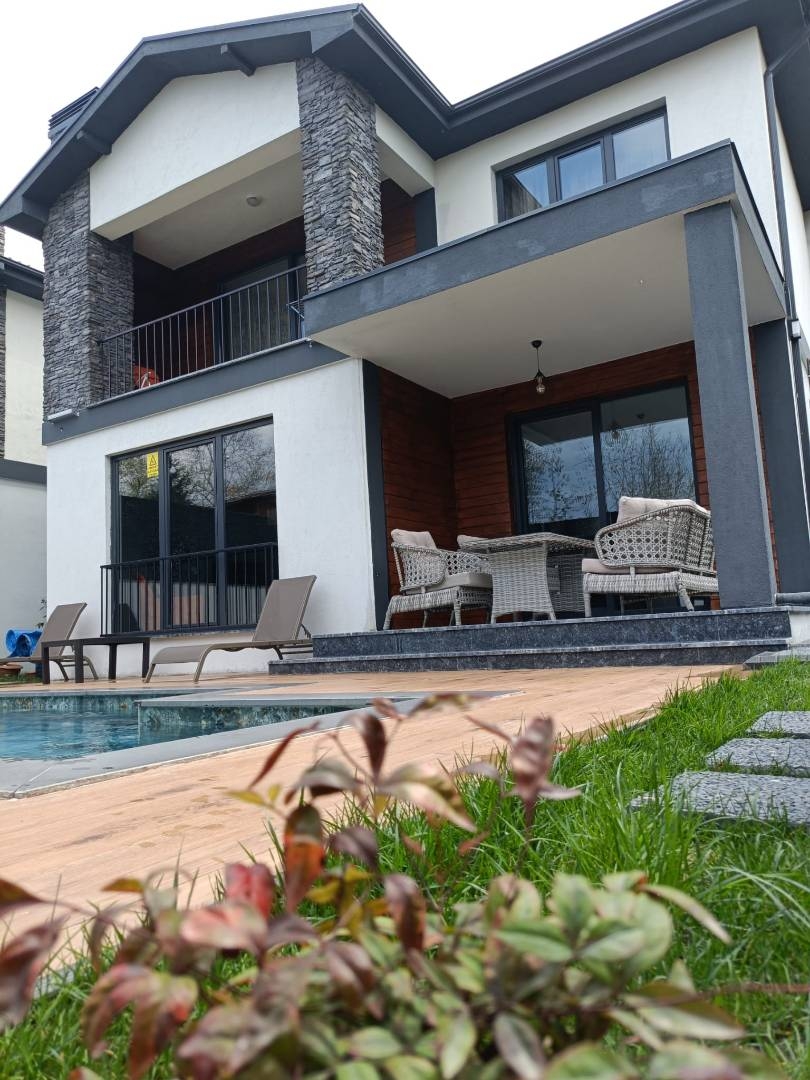Sapanca Çayiçi'nde Modern Tasarımlı, Isıtmalı Özel Havuzlu, 4+1 Villa