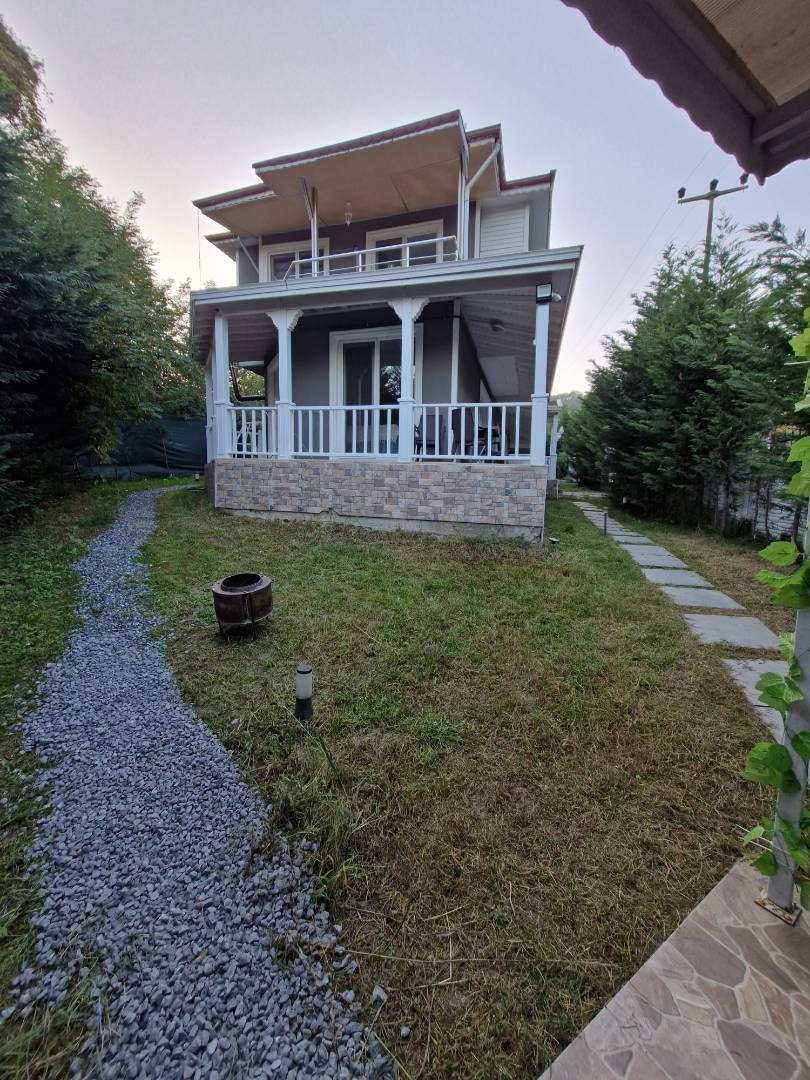 Sapanca Fevziye'de Kalabalık Ailelere Uygun, Kapalı Havuzlu, Şık Villa
