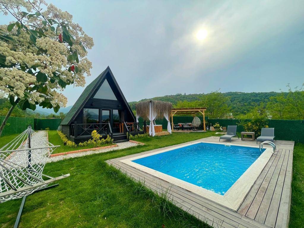 Sapanca Gazipaşa'da Geniş Bahçeli, Isıtmalı Havuzlu, Şık Bungalov