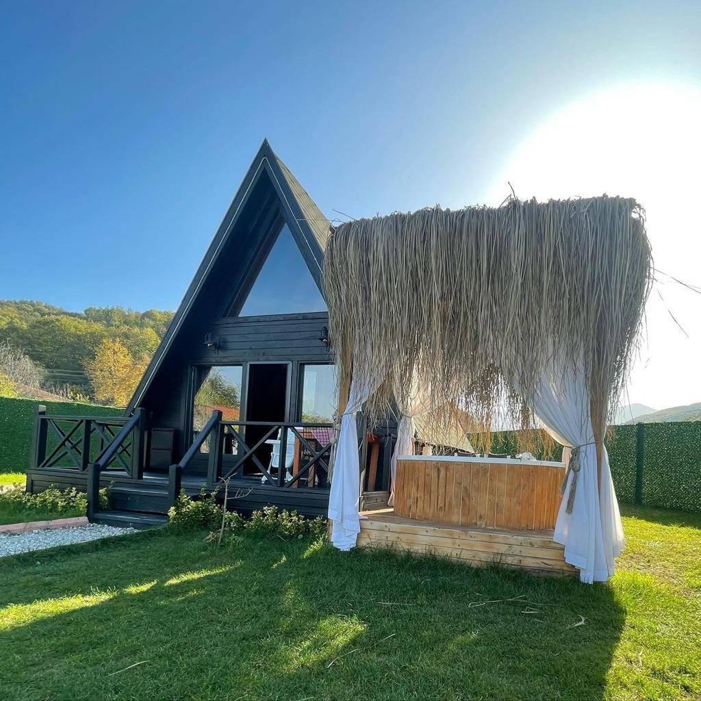 Sapanca Gazipaşa'da Geniş Bahçeli, Isıtmalı Havuzlu, Şık Bungalov-35762