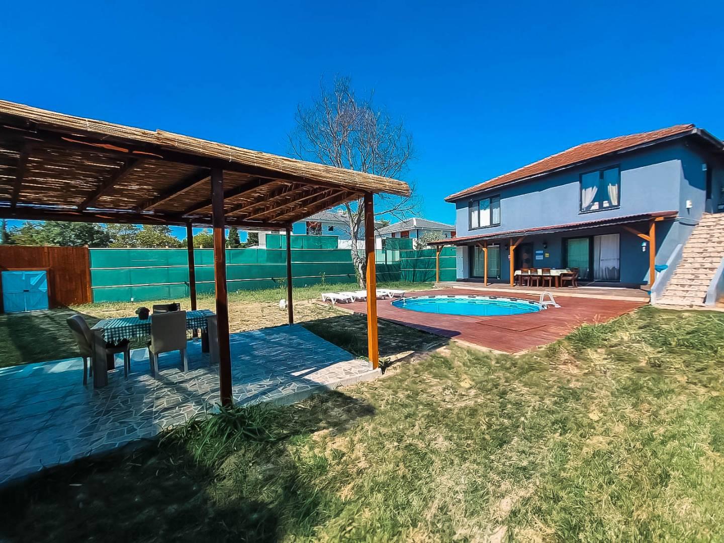 Sapanca Göl'de Geniş Bahçeli, Isıtmalı Havuzlu, Konforlu Villa-40609