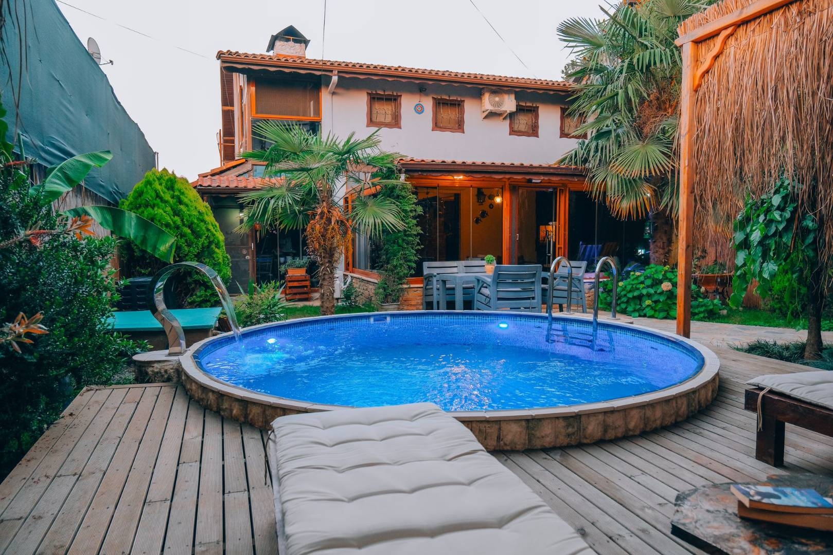 Sapanca Göl'de Yeşillikler İçerisinde, Isıtmalı Havuzlu, Otantik Villa