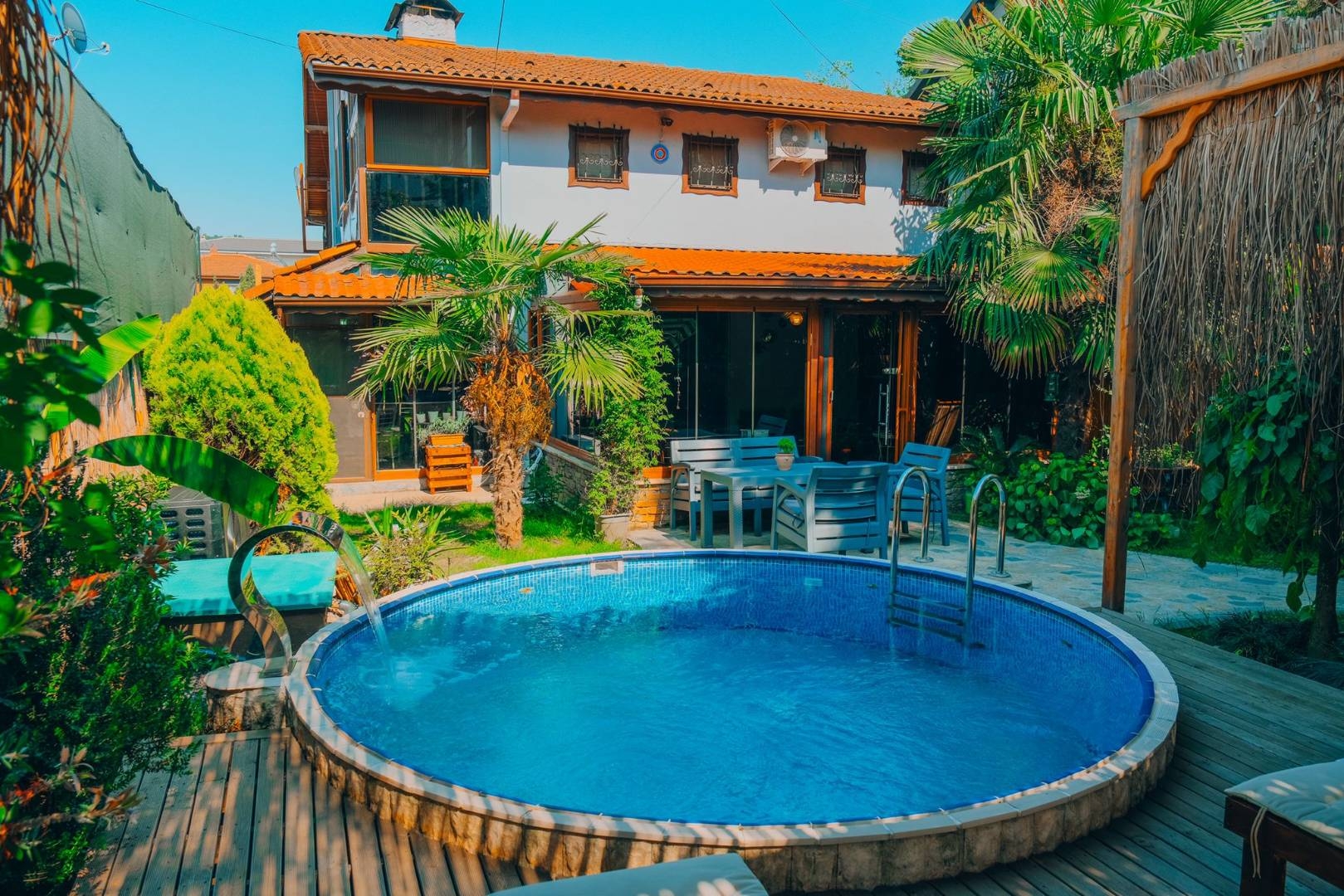 Sapanca Göl'de Yeşillikler İçerisinde, Isıtmalı Havuzlu, Otantik Villa