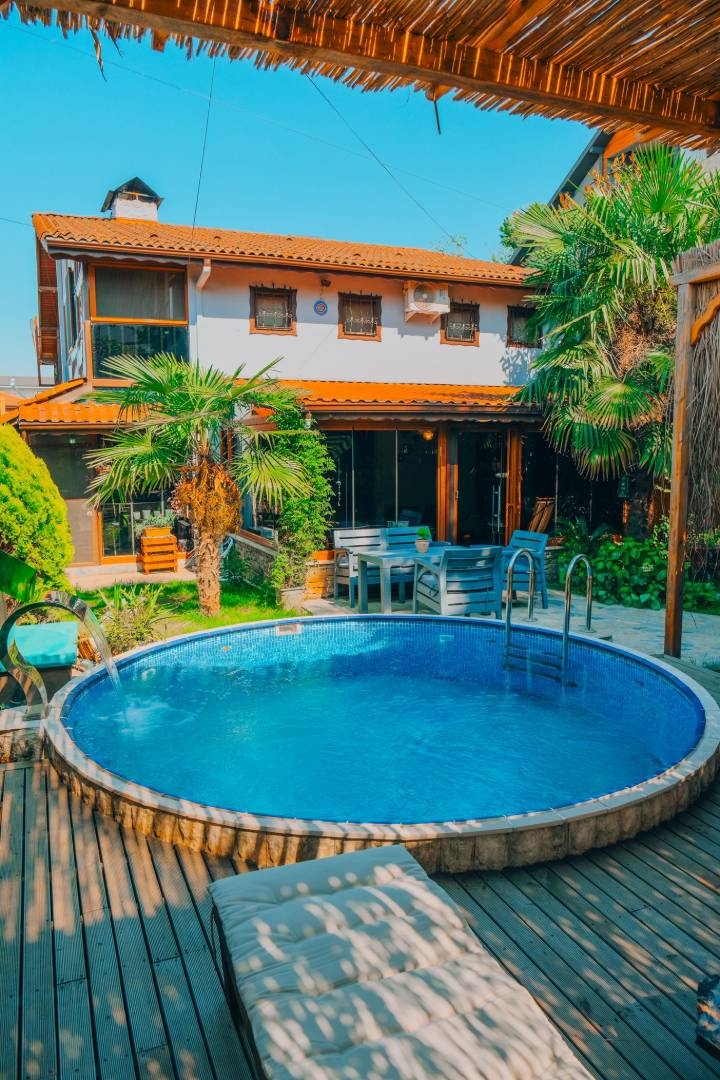 Sapanca Göl'de Yeşillikler İçerisinde, Isıtmalı Havuzlu, Otantik Villa