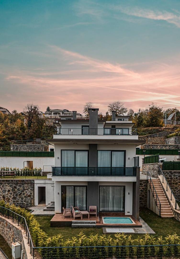 Sapanca Güldibi'nde Çekirdek Ailelere Uygun, Jakuzili, Şık Villa