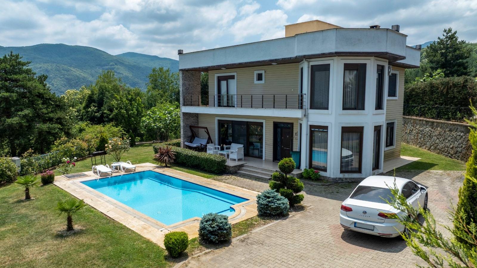 Sapanca Güldibi'nde Geniş Bahçeli, Özel Havuzlu, Modern Kiralık Villa