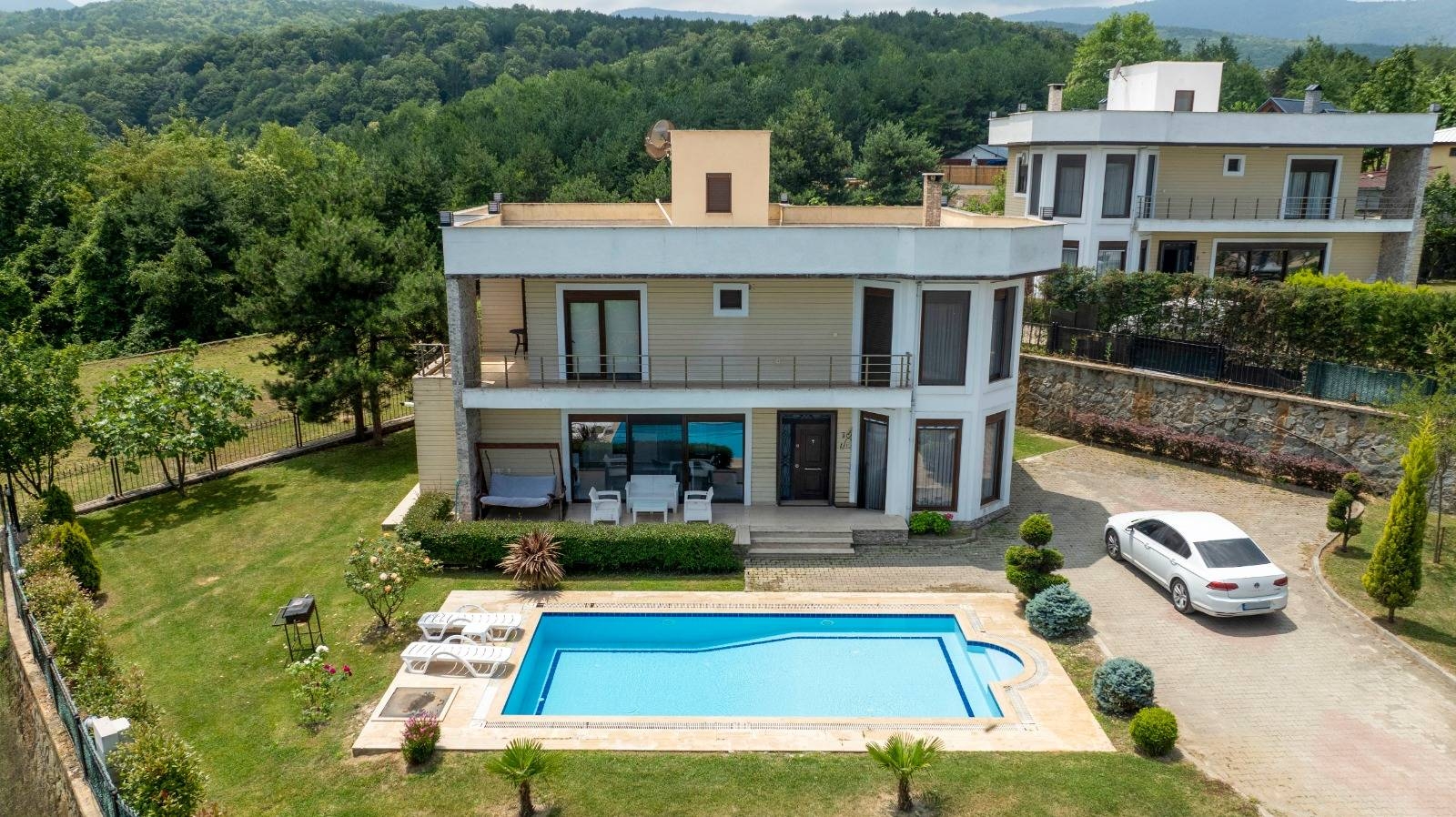 Sapanca Güldibi'nde Geniş Bahçeli, Özel Havuzlu, Modern Kiralık Villa