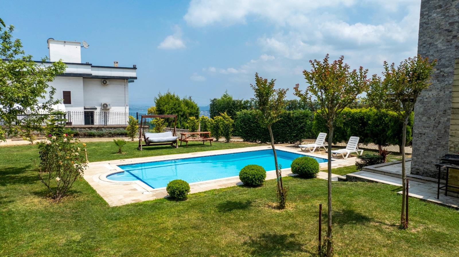 Sapanca Güldibi'nde Geniş Bahçeli, Özel Havuzlu, Modern Kiralık Villa