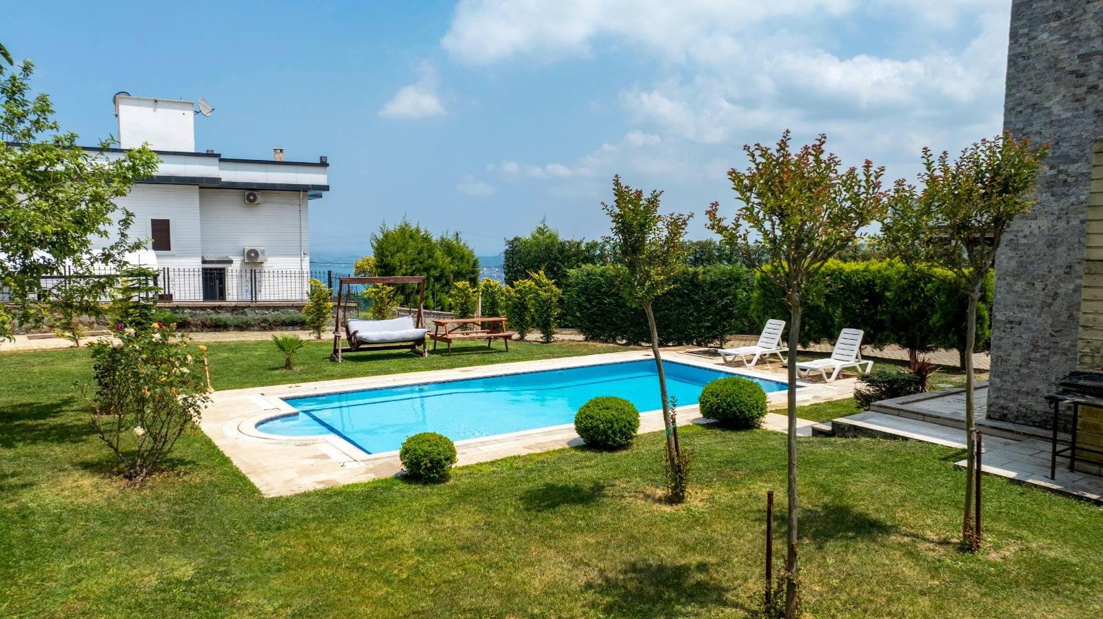 Sapanca Güldibi'nde Geniş Bahçeli, Özel Havuzlu, Modern Kiralık Villa -23541