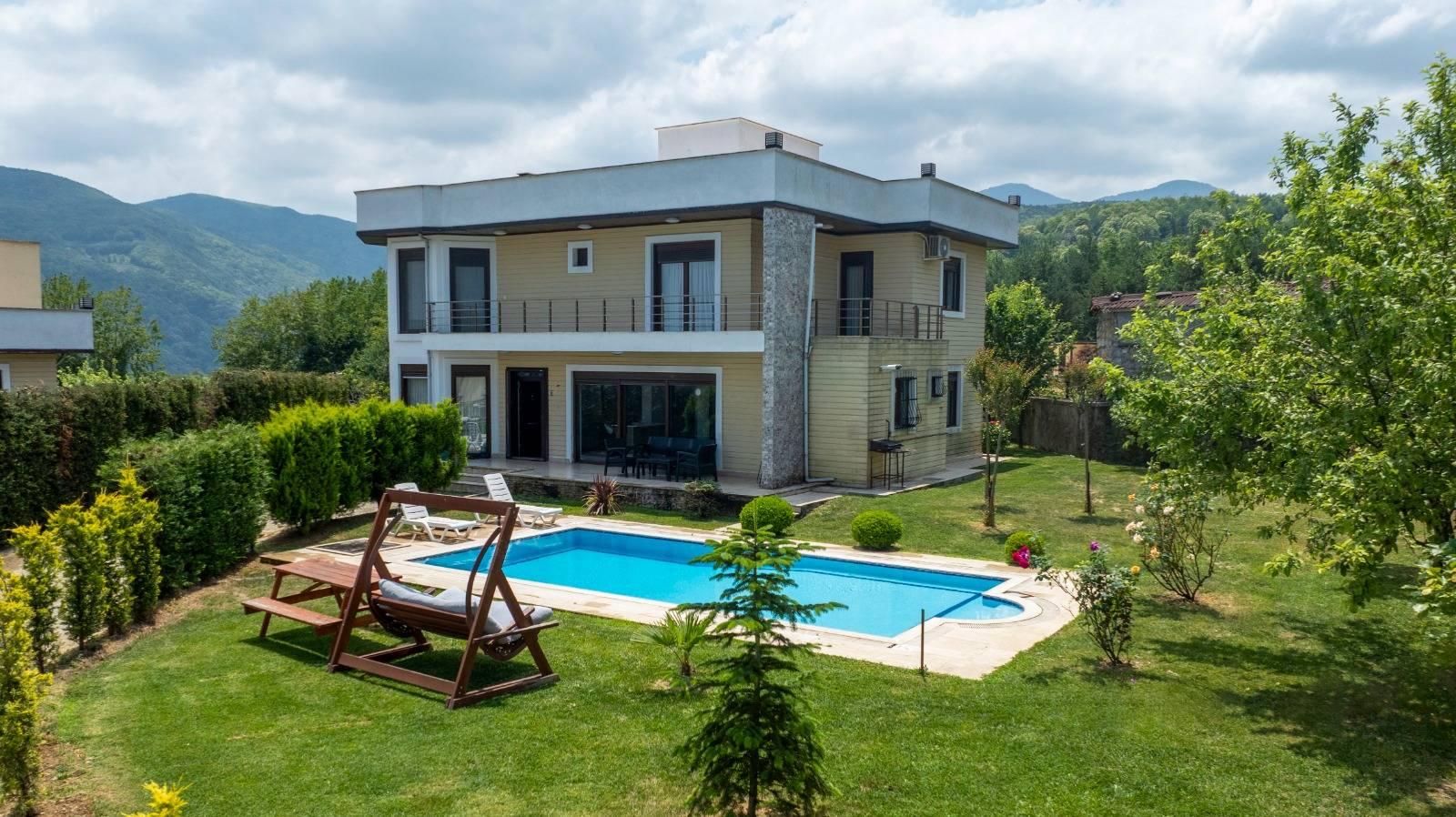 Sapanca Güldibi'nde Geniş Bahçeli, Özel Havuzlu, Modern Kiralık Villa -23541