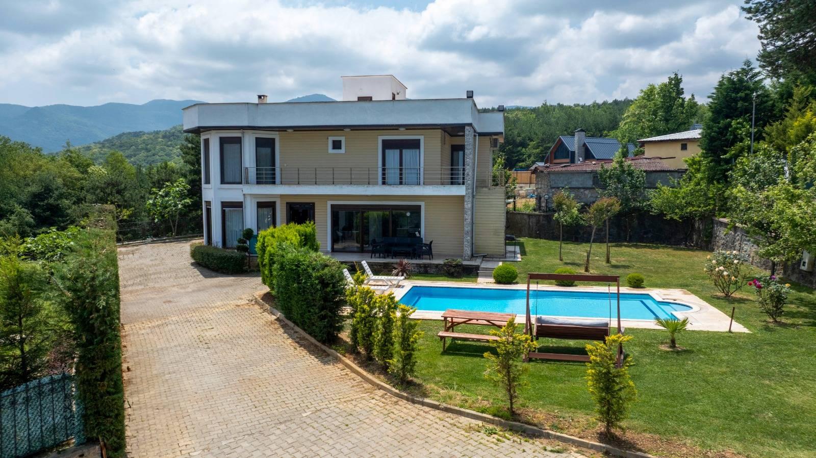 Sapanca Güldibi'nde Geniş Bahçeli, Özel Havuzlu, Modern Kiralık Villa -23541