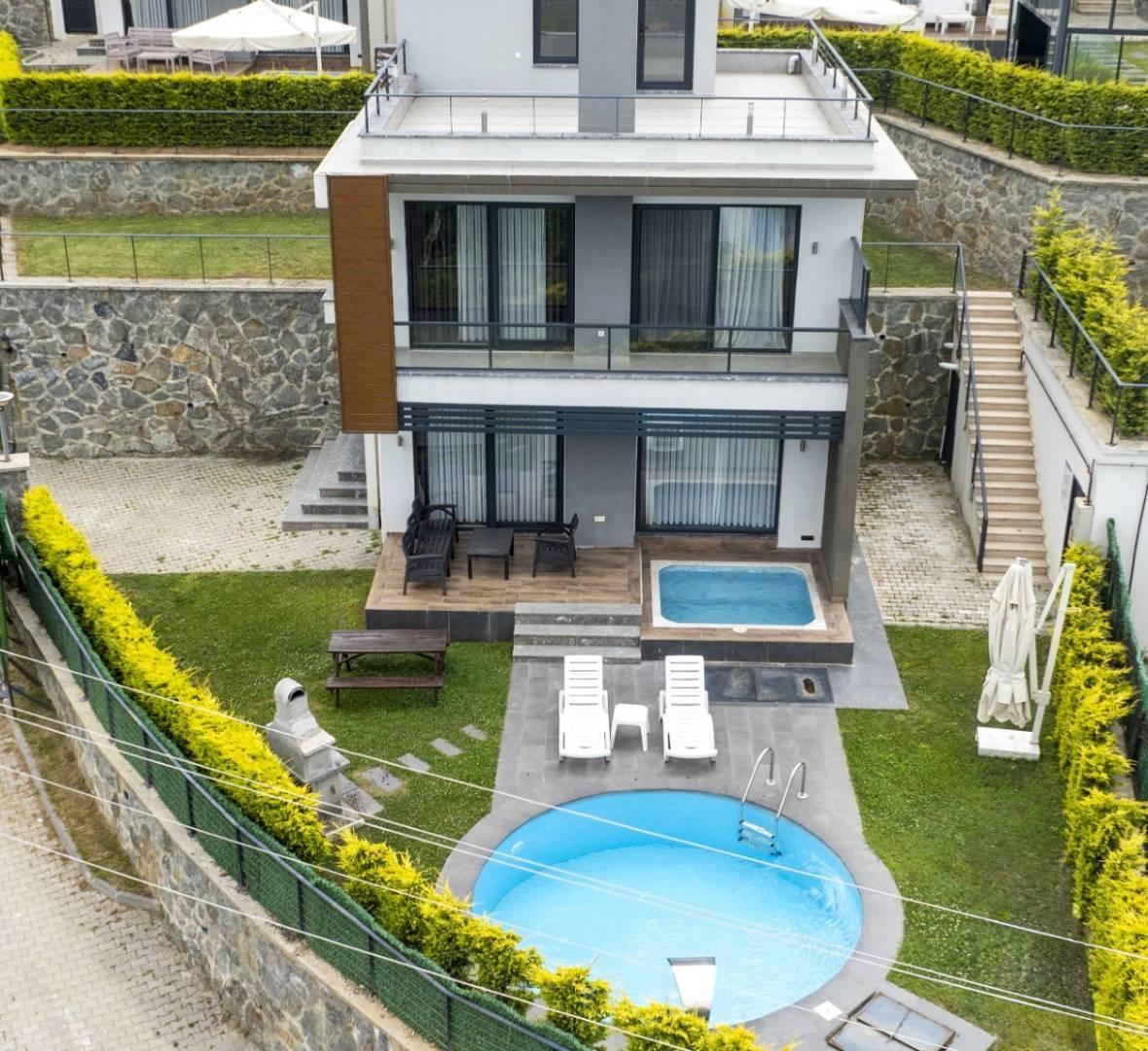 Sapanca Güldibi'nde Konforlu Tesiste, Isıtmalı Havuzlu, Modern Villa-35731