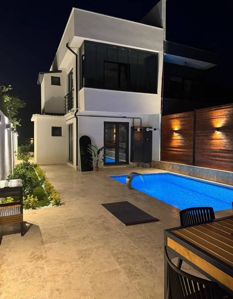 Sapanca Güldibi'nde Merkezi Konumda, Isıtmalı Havuzlu, Modern Villa