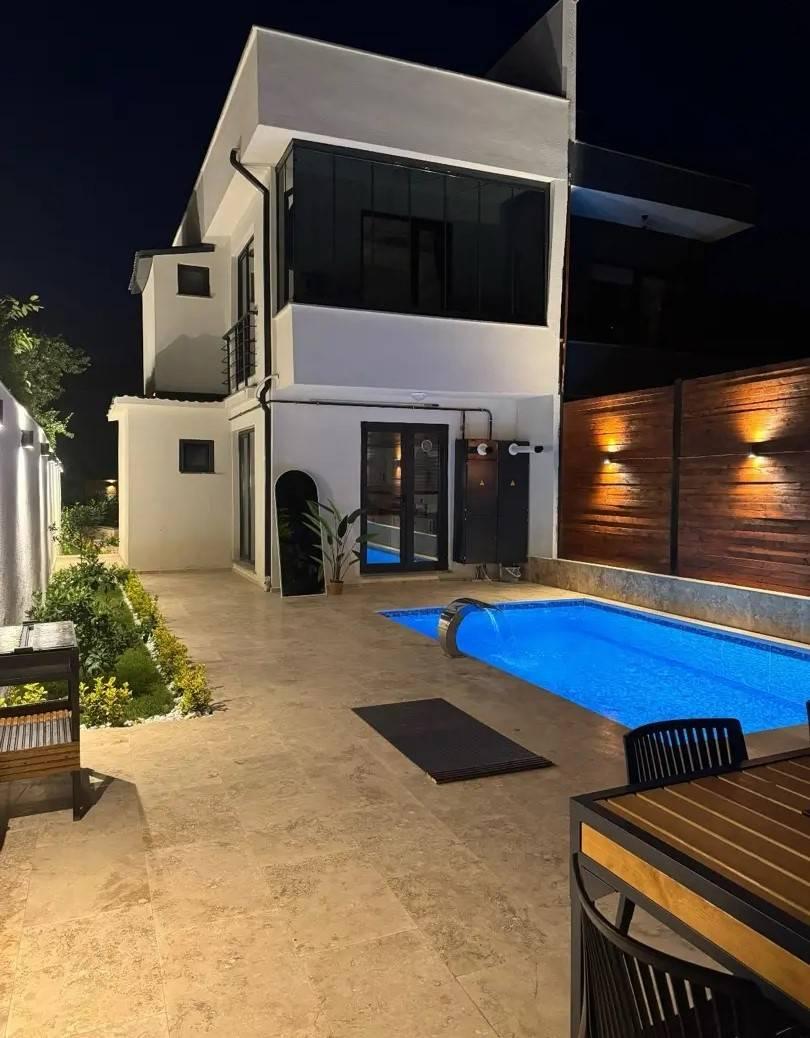 Sapanca Güldibi'nde Merkezi Konumda, Isıtmalı Havuzlu, Modern Villa-43178