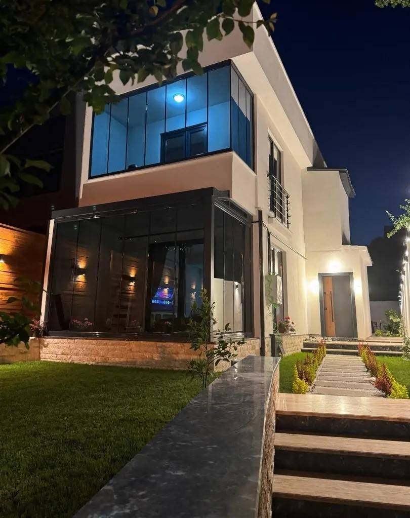 Sapanca Güldibi'nde Merkezi Konumda, Isıtmalı Havuzlu, Modern Villa