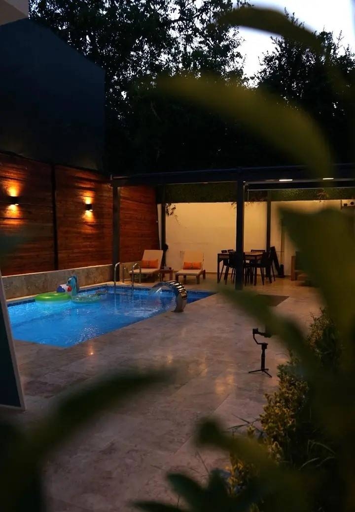 Sapanca Güldibi'nde Merkezi Konumda, Isıtmalı Havuzlu, Modern Villa