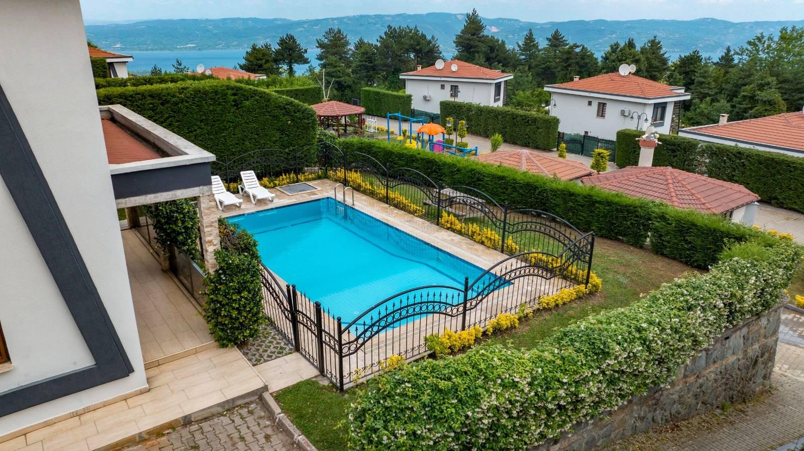 Sapanca Güldibi'nde Yeşillikler İçerisinde, Özel Havuzlu, Modern Villa-23412