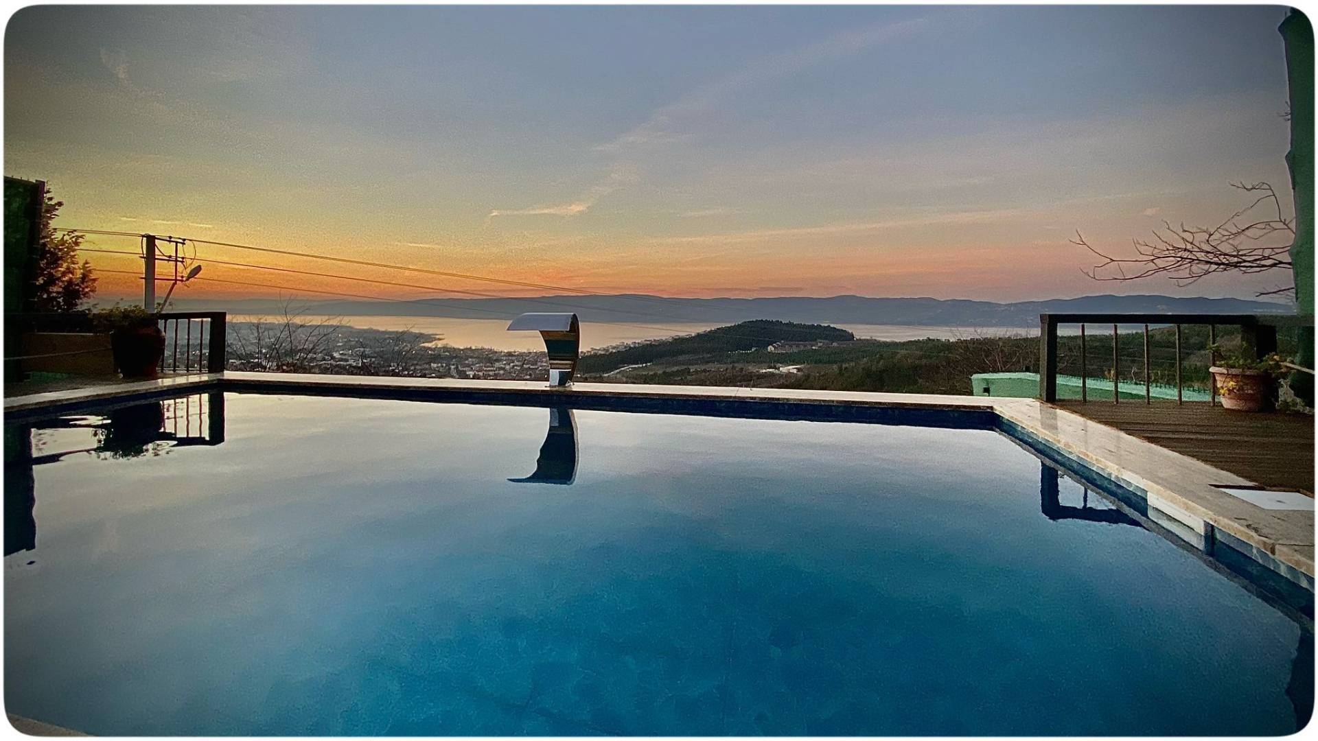 Sapanca Hacımercan'da Göl Manzaralı, Isıtmalı Havuzlu, Şık Bungalov