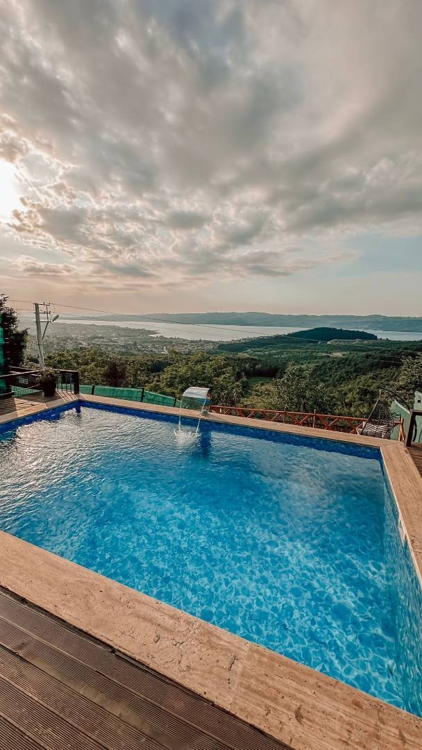 Sapanca Hacımercan'da Göl Manzaralı, Isıtmalı Havuzlu, Şık Bungalov