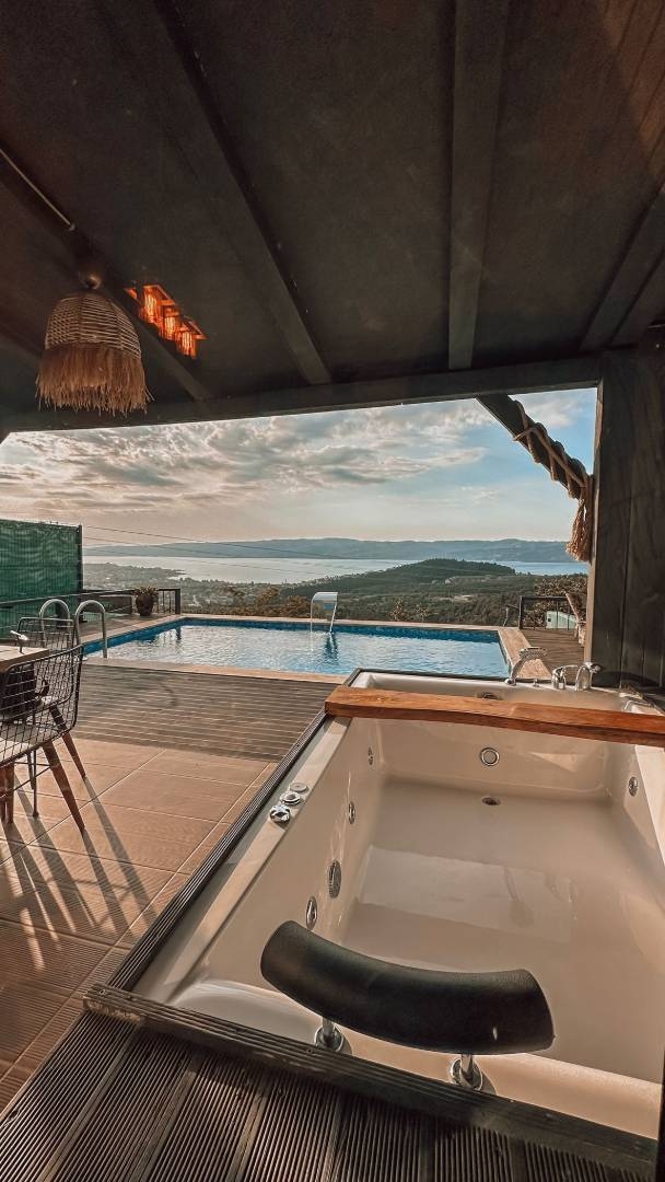 Sapanca Hacımercan'da Göl Manzaralı, Isıtmalı Havuzlu, Şık Bungalov