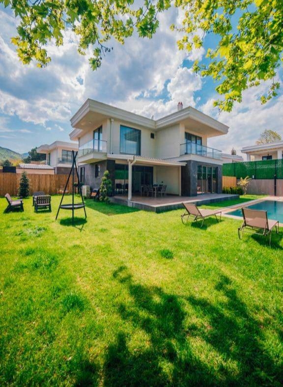 Sapanca Kırkpınar'da Elverişli Konumda, Isıtmalı Havuzlu, Lüks Villa