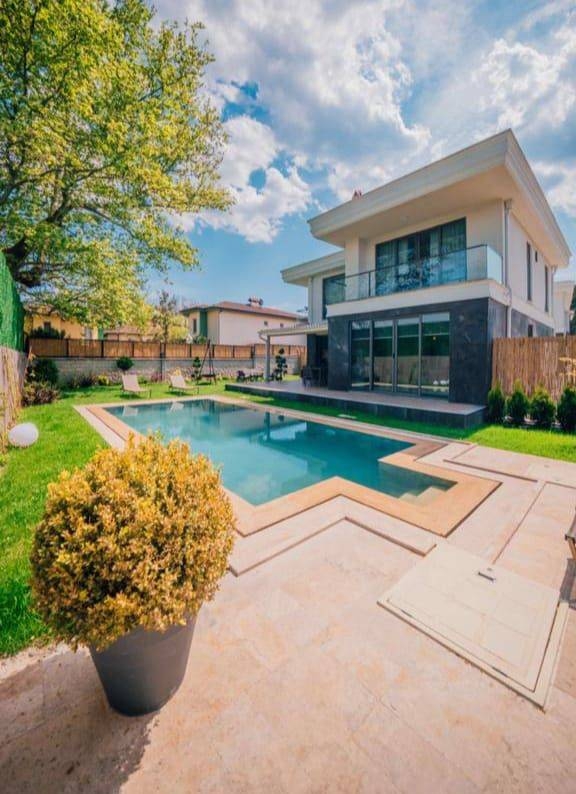 Sapanca Kırkpınar'da Elverişli Konumda, Isıtmalı Havuzlu, Lüks Villa