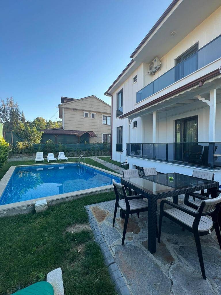 Sapanca Kırkpınar'da Ferah Bahçeli, Isıtmalı Havuzlu, 4+1 Villa