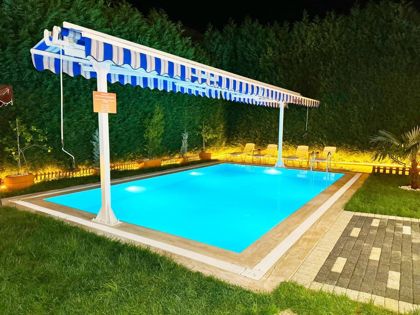 Sapanca'da Merkezi Konumda, Isıtmalı Havuzlu, 8 Kişilik Villa