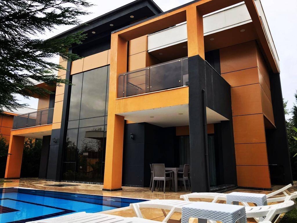 Sapanca Kırkpınar'da Geniş Ailelere Uygun, Özel Havuzlu, Modern Villa