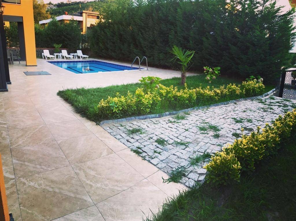 Sapanca Kırkpınar'da Geniş Ailelere Uygun, Özel Havuzlu, Modern Villa