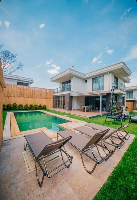 Sapanca Kırkpınar'da Merkezi Konumda, Isıtmalı Havuzlu, 4+1 Villa