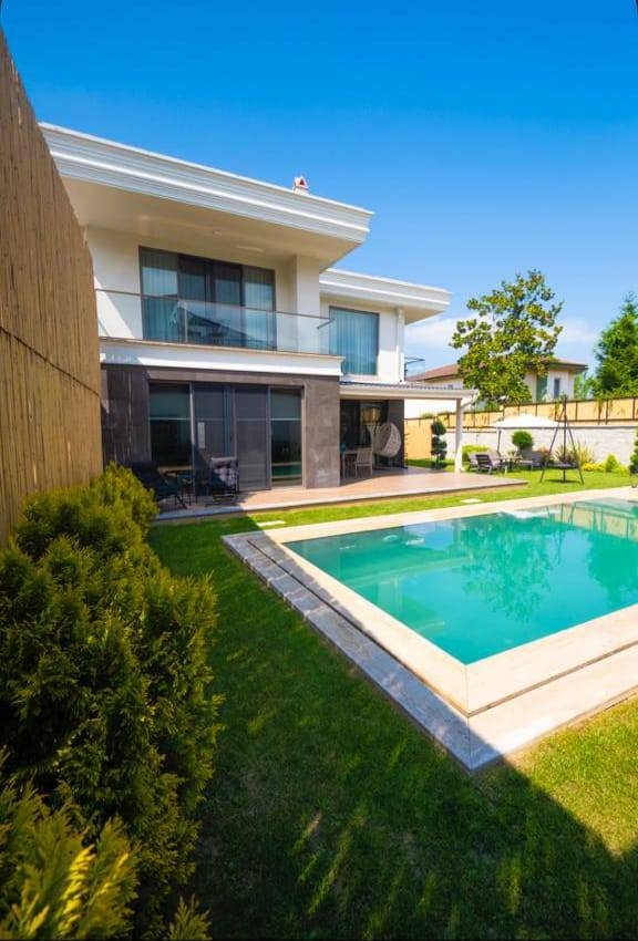 Sapanca Kırkpınar'da Merkezi Konumda, Isıtmalı Havuzlu, 4+1 Villa