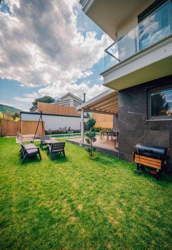 Sapanca Kırkpınar'da Merkezi Konumda, Isıtmalı Havuzlu, 4+1 Villa