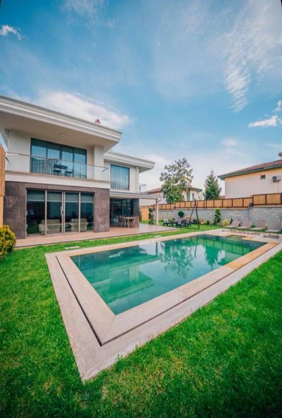 Sapanca Kırkpınar'da Merkezi Konumda, Isıtmalı Havuzlu, 4+1 Villa-43789