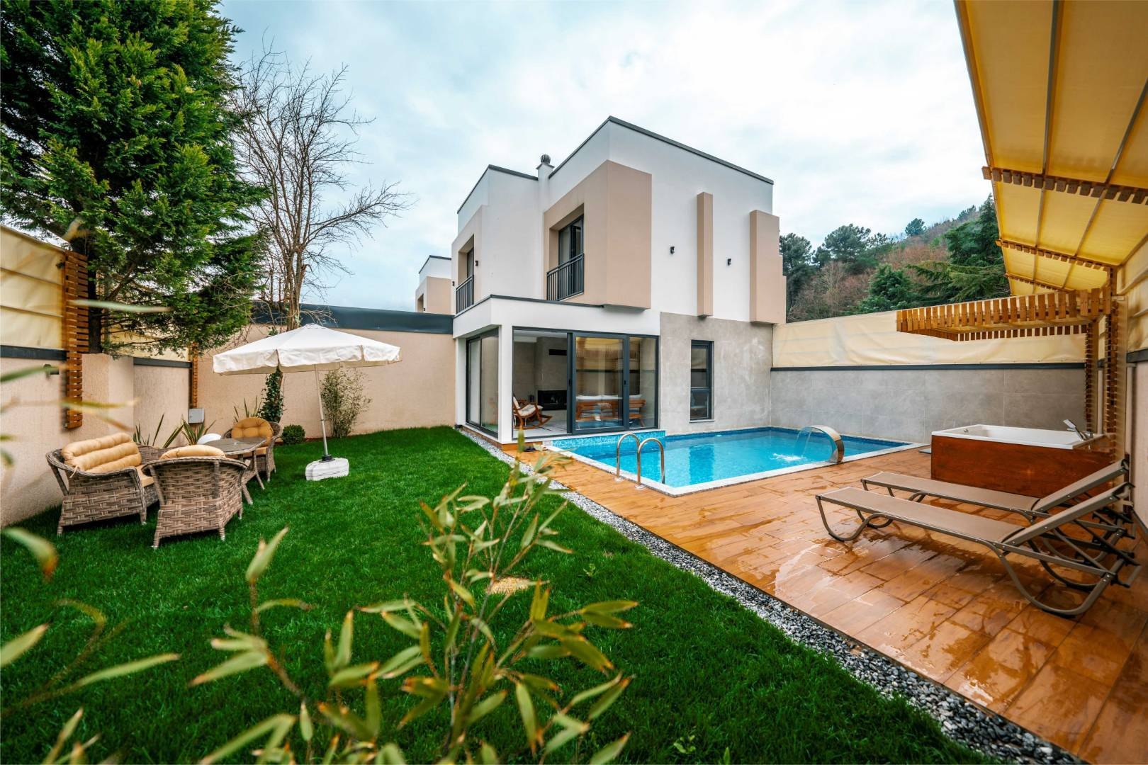 Sapanca Kırkpınar'da Modern Tasarımlı, Isıtmalı Havuzlu, Bahçeli Villa