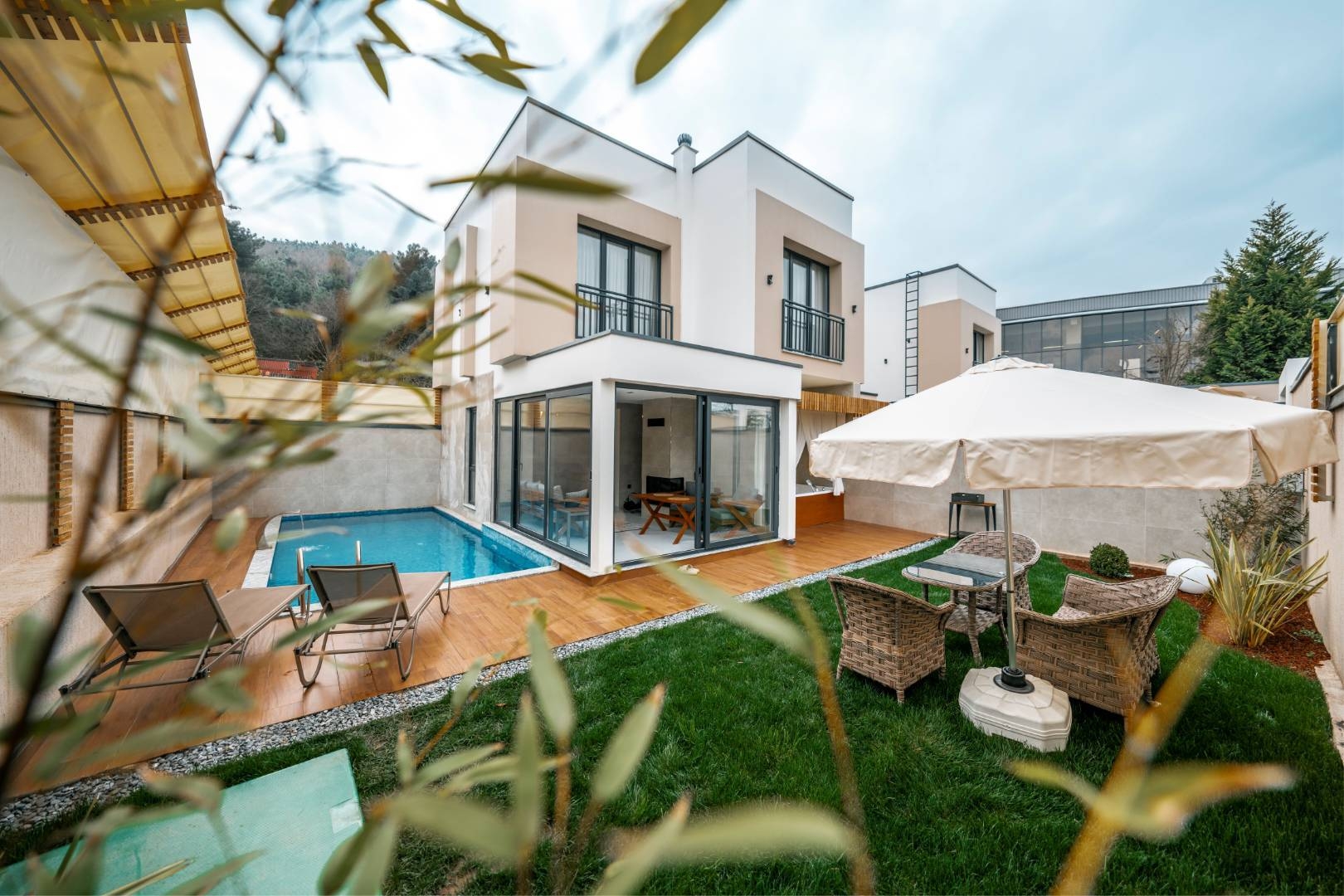 Sapanca Kırkpınar'da Modern Tasarımlı, Isıtmalı Havuzlu, Bahçeli Villa