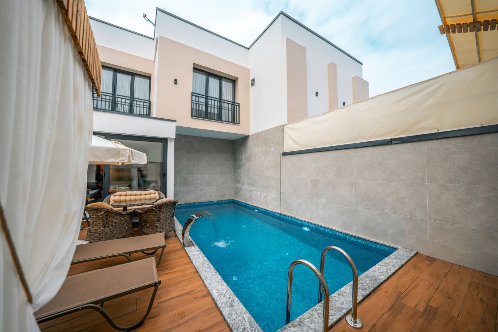Sapanca Kırkpınar'da Modern Tasarımlı, Isıtmalı Havuzlu, Bahçeli Villa