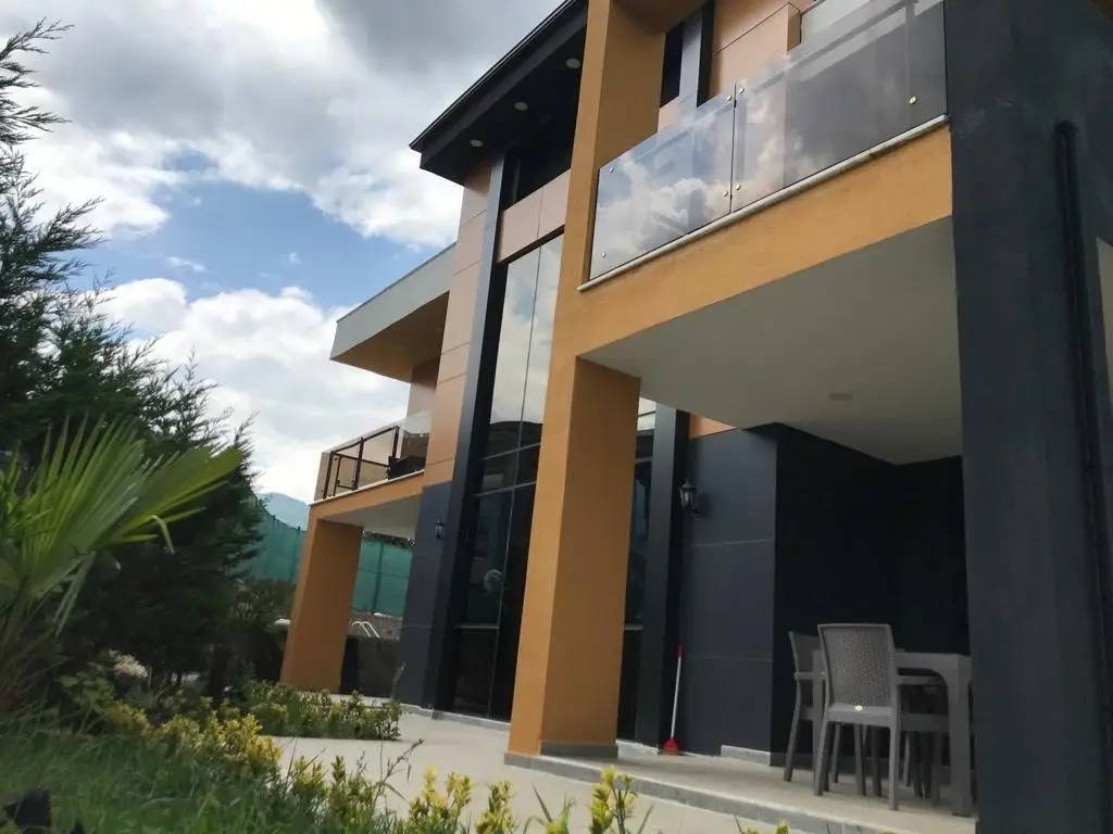 Sapanca Kırkpınar'da Nezih Konumda, Isıtmalı Havuzlu, Modern Villa