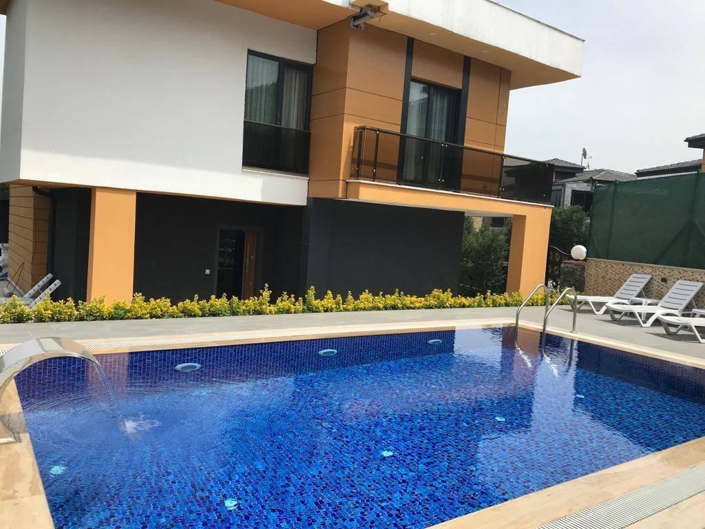 Sapanca Kırkpınar'da Nezih Konumda, Isıtmalı Havuzlu, Modern Villa-41477