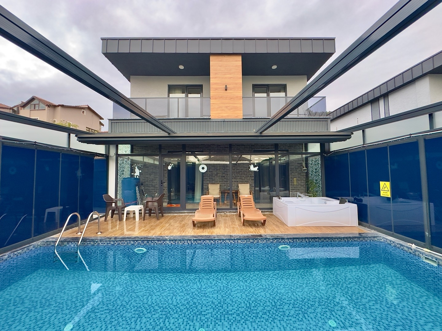 Sapanca Kırkpınar'da Sakin Konumda, Kapalı Havuzlu, Şık Villa