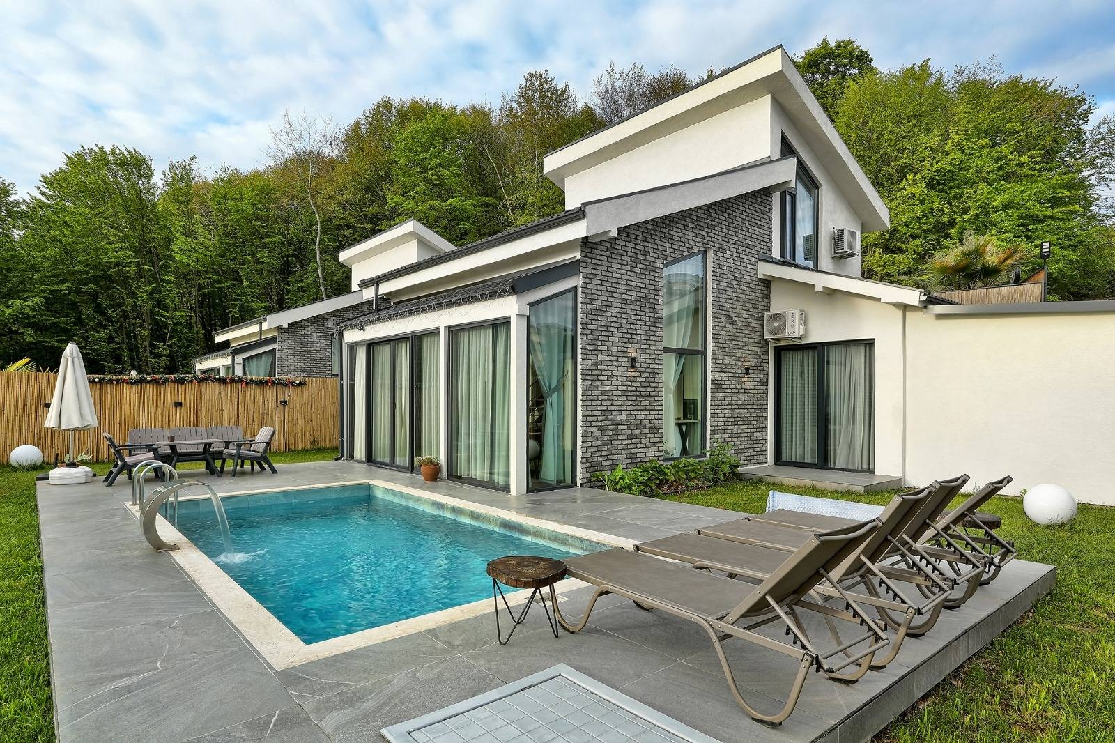 Sapanca Kurtköy'de Göl Manzaralı, Özel Havuzlu, Modern Villa