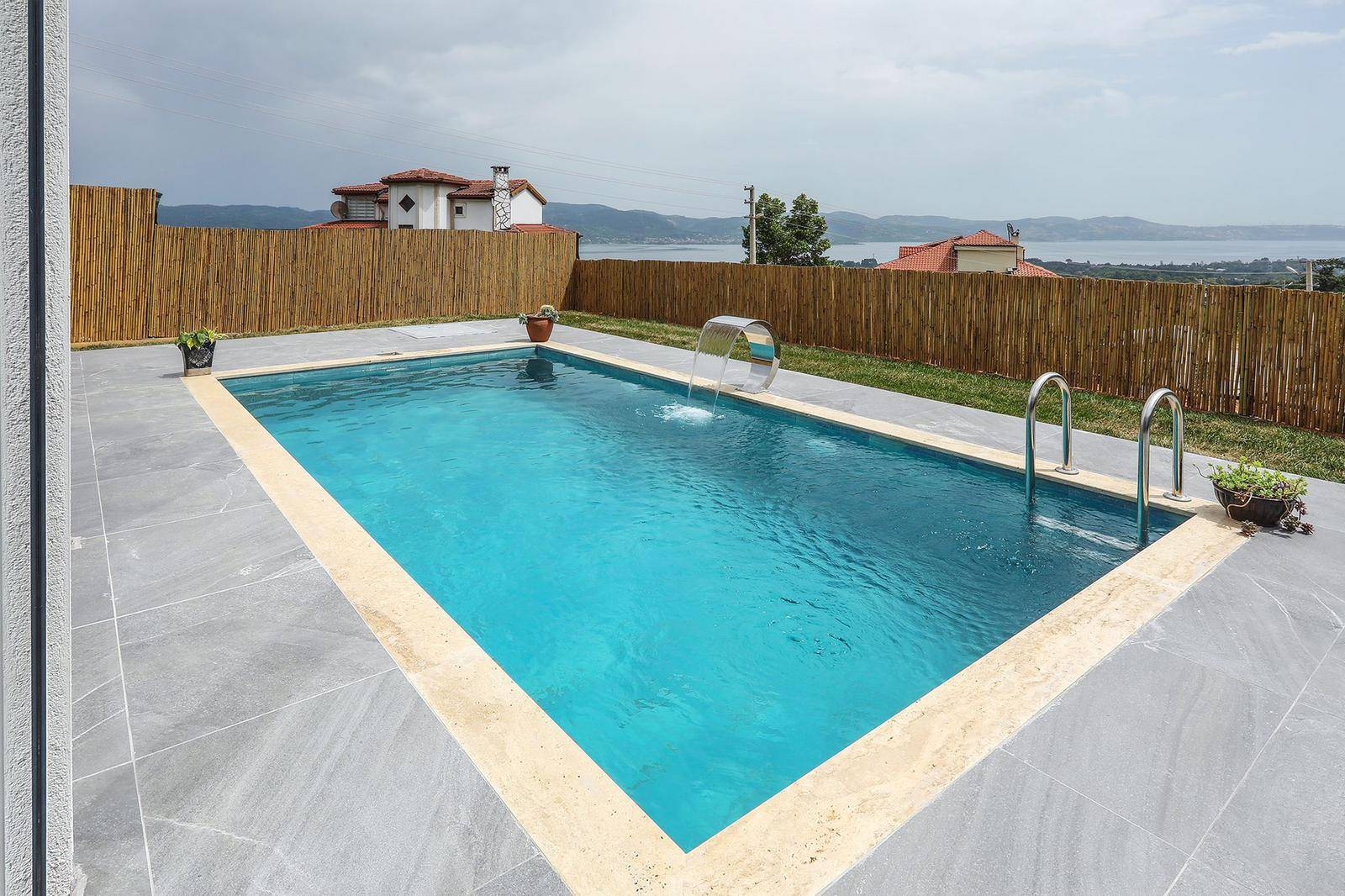 Sapanca Kurtköy'de Göl Manzaralı, Özel Havuzlu, Modern Villa