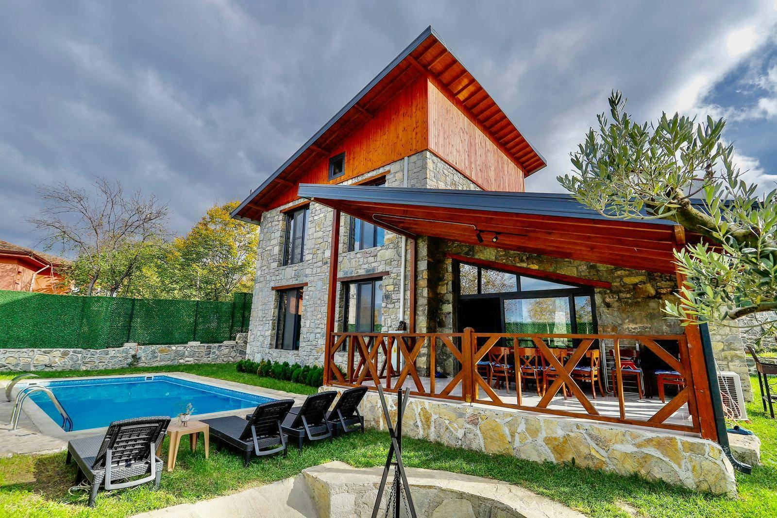 Sapanca Kuruçeşme'de Isıtmalı Havuzlu, 6 Kişilik, Lüks Taş Ev