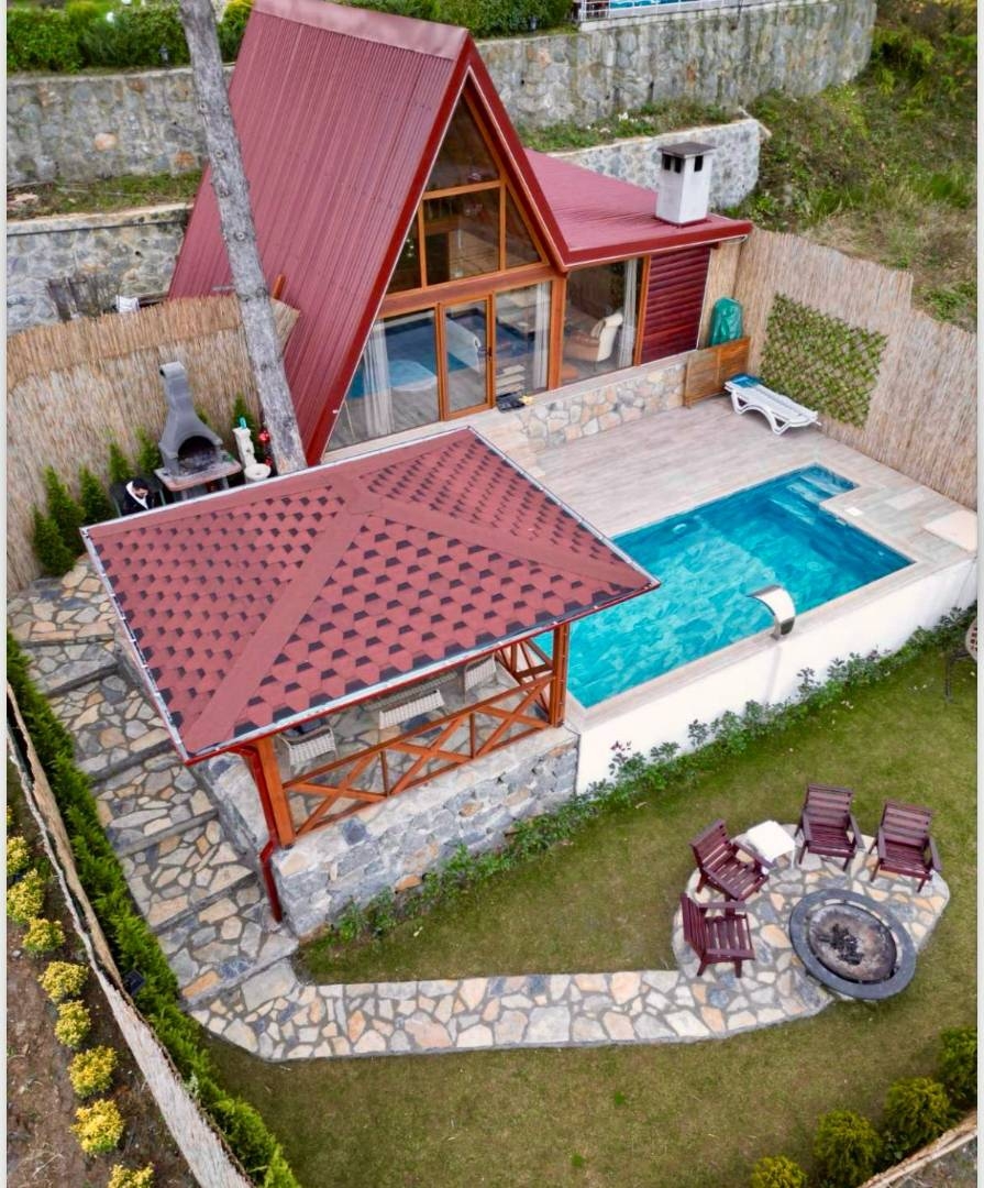 Sapanca Kuruçeşme'de Doğa Manzaralı, Özel Havuzlu, Şömineli Bungalov