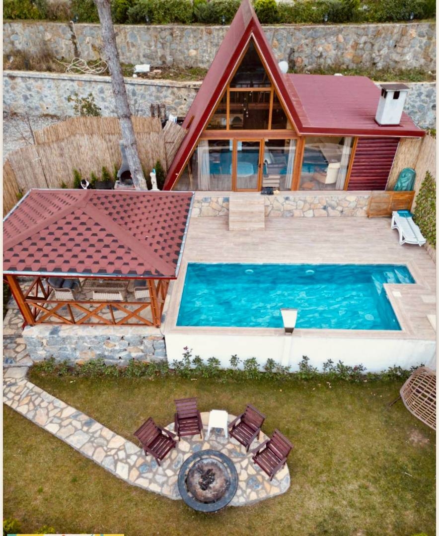 Sapanca Kuruçeşme'de Doğa Manzaralı, Özel Havuzlu, Şömineli Bungalov