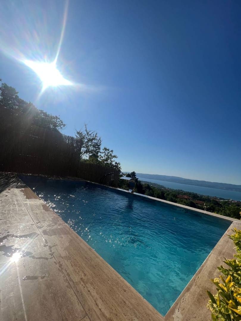 Sapanca Kuruçeşme'de Doğa Manzaralı, Özel Havuzlu, Şömineli Bungalov