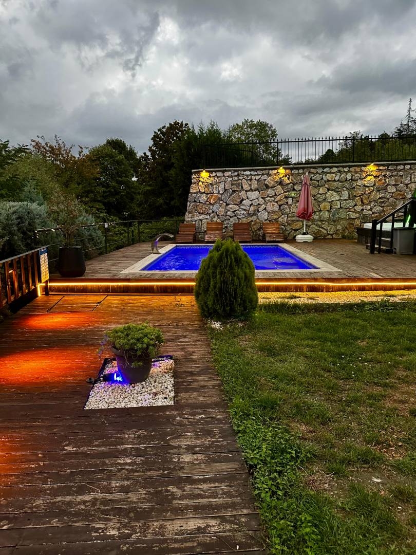 Sapanca Kuruçeşme'de Göl Manzaralı, Isıtmalı Havuzlu, Kiralık Bungalov